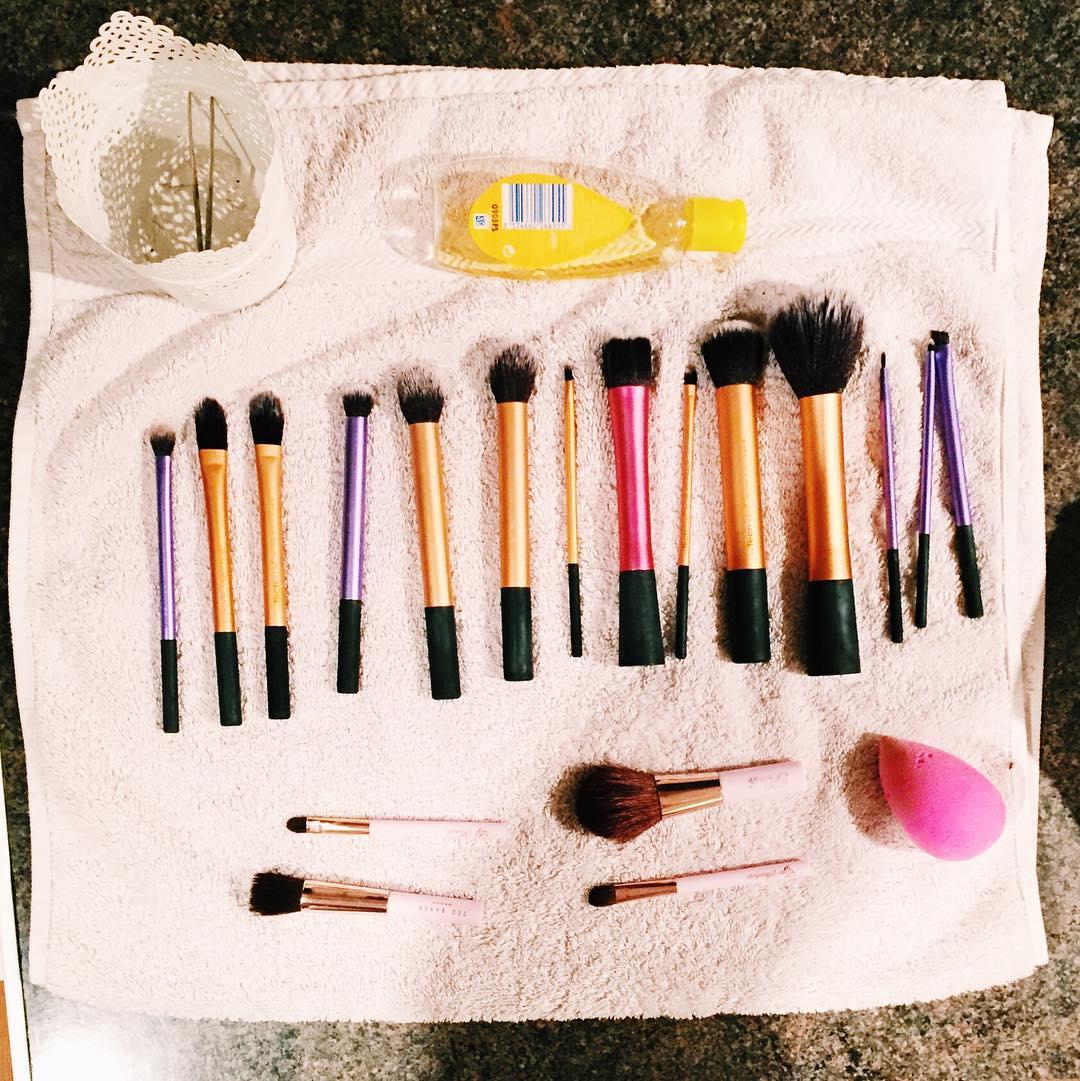 How @lizziebump cleans her brushes. EXTREMELY PRECISELY.