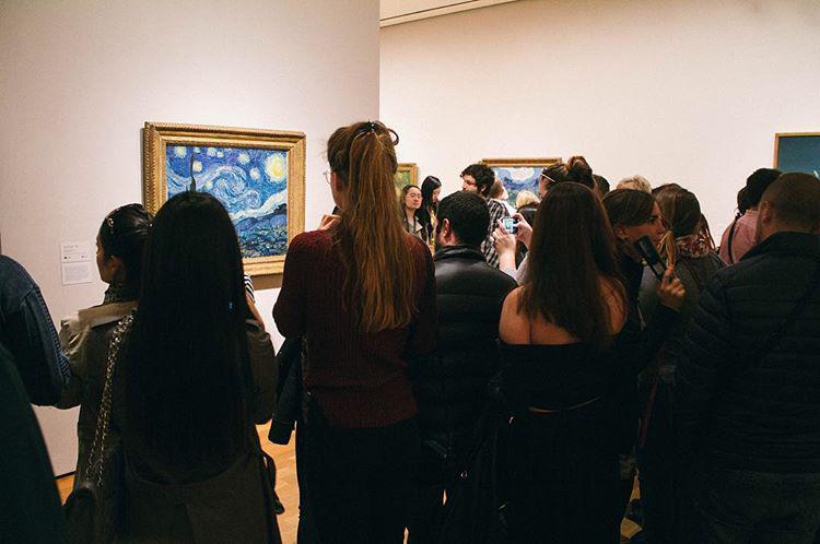 Is this the queue for the bathroom? 🖼