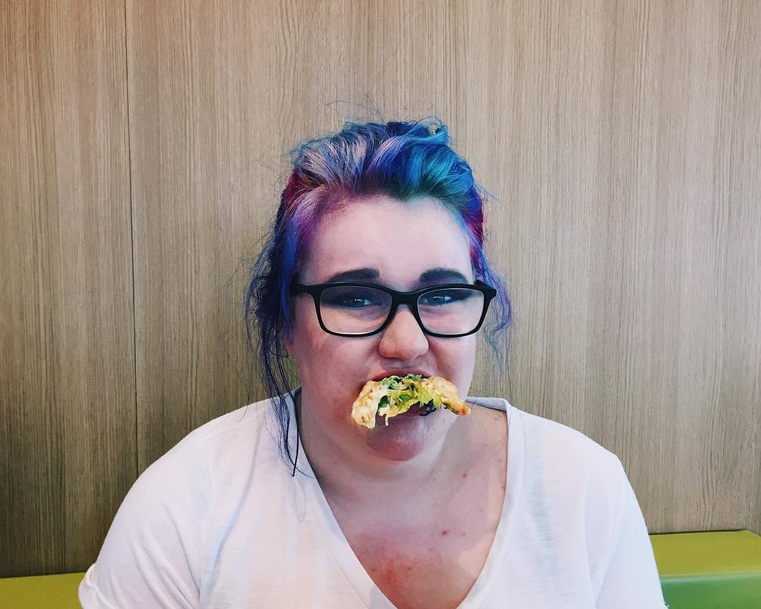 Hermana comiendo 🍔