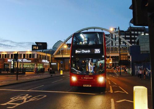 evening. shoreditch swoosh. 🚍