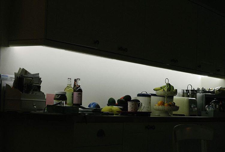 evening. strip lites in the kitchen. 💡