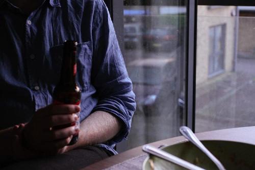 124.0 - linen shirts are meant to look like empty crisp packets. 📸 @lizziebump