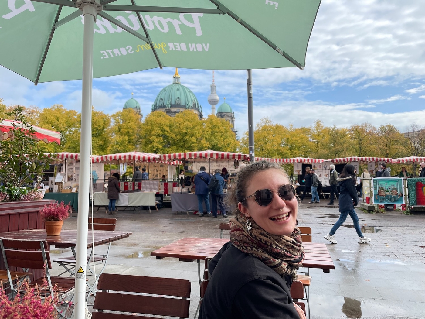 A smiling woman in front of Berliner Dom