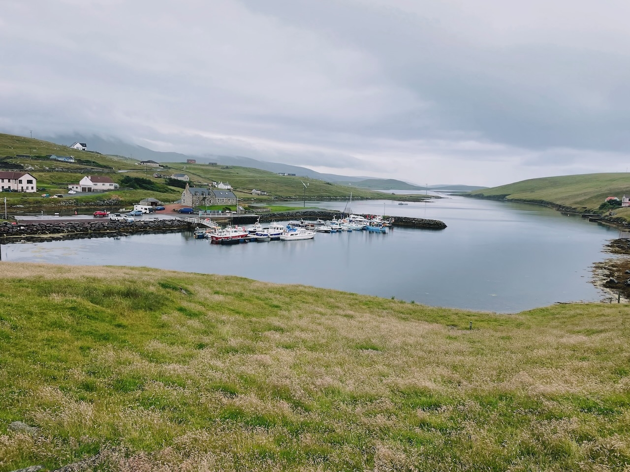 A bay with small fishing boats at the edges